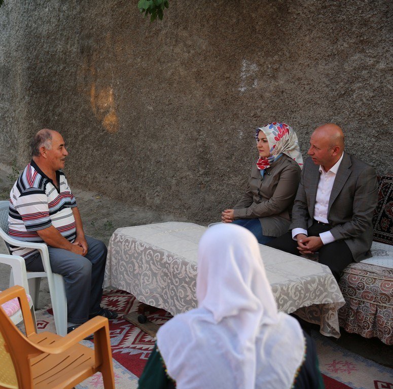 Çolakbayrakdar çifti çat kapı ziyaretlere devam ediyor