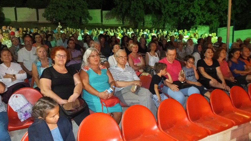 Burhaniyeli sanatçılardan türkü ve şarkı ziyafeti