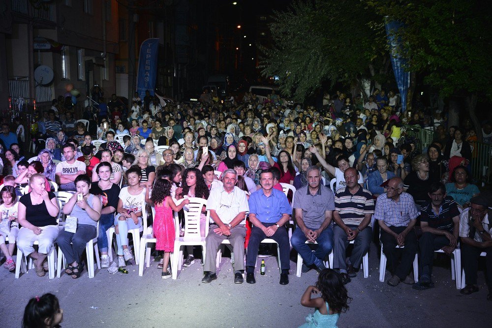 Yeni mahallede halk konseri