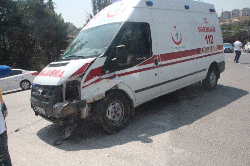 Vakaya giden ambulans kaza yaptı