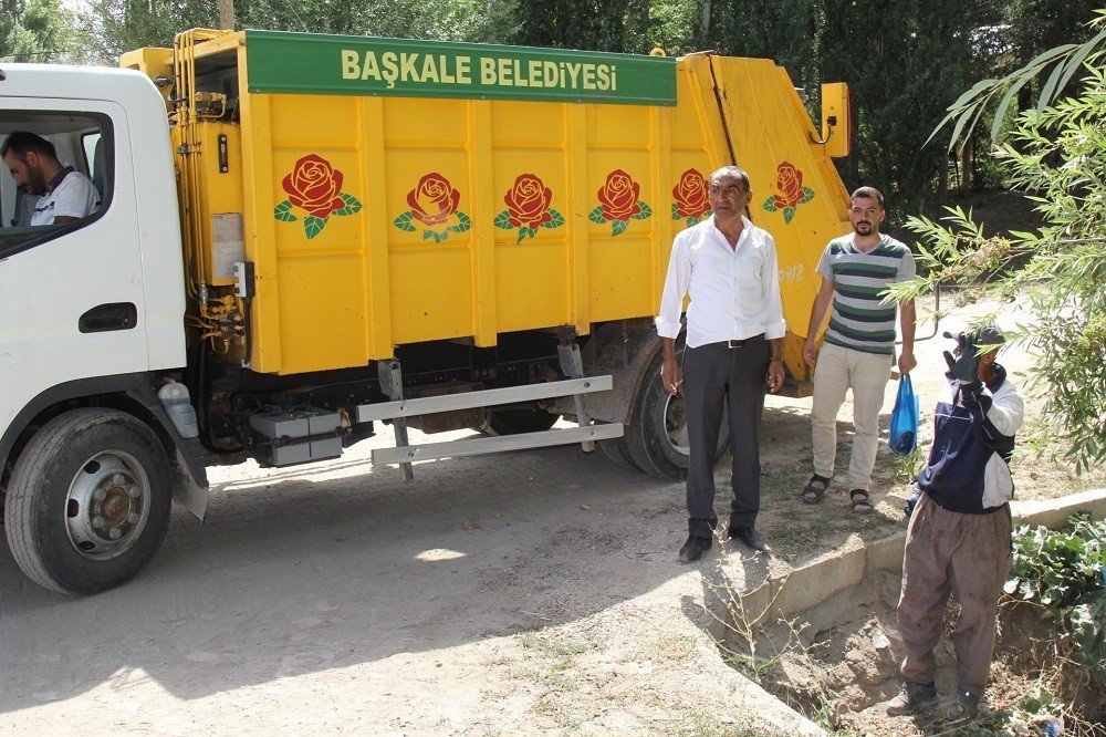 Başkale’de tıkanan yağmur suyu kanalları temizlendi