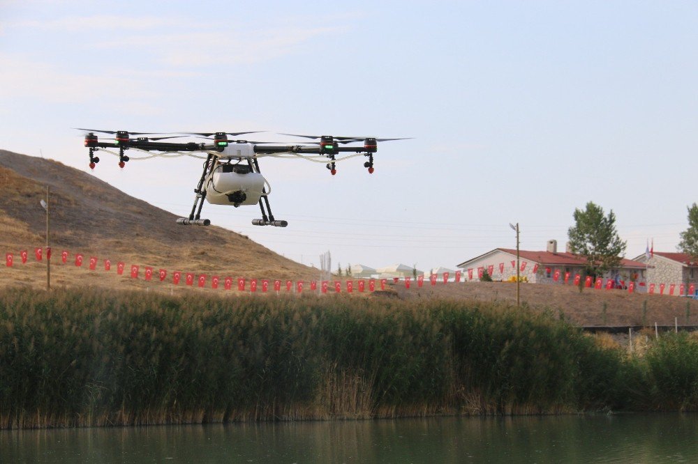 Edremit’te drone ile ilaçlama çalışması