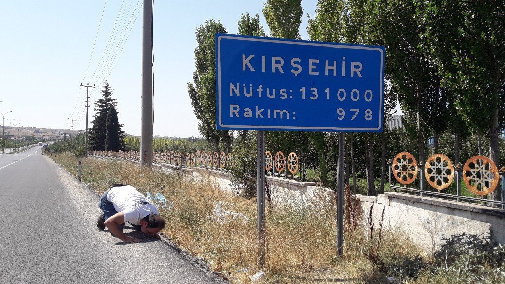 Kırşehirli gurbetçi memleketinin tabelası önünde şükür duası yaptı