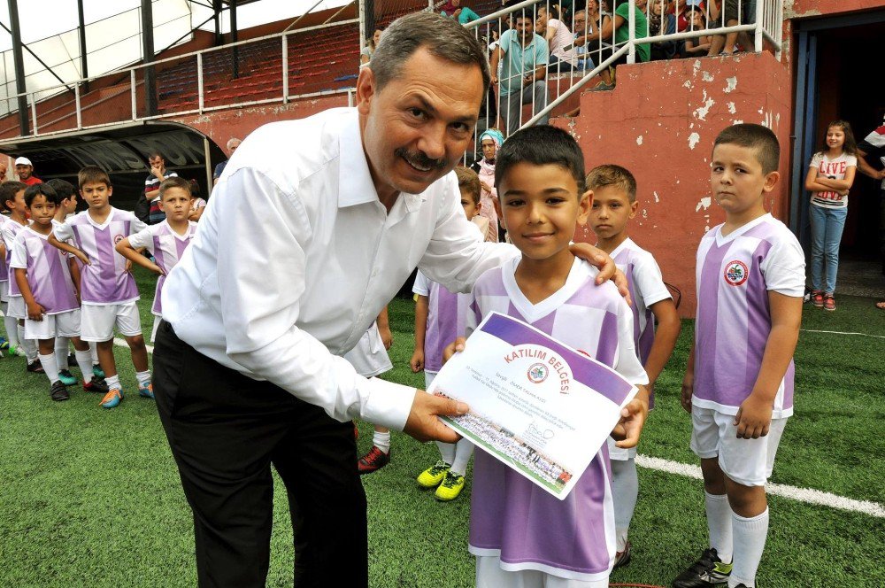 Yaz futbol okuluna gelen 240 genç yeteneğe sertifikalarını Başkan Uysal verdi