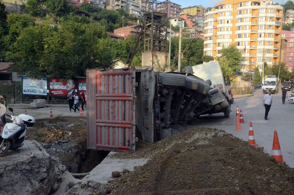 Yük boşaltan çekici devrildi, faciadan dönüldü