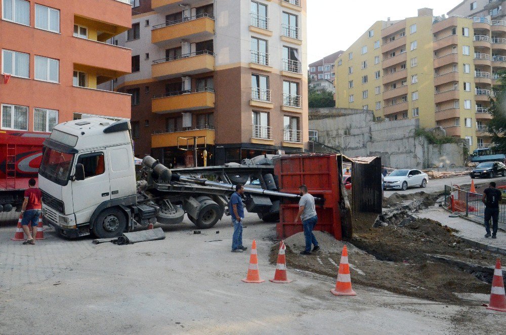 Yük boşaltan çekici devrildi, faciadan dönüldü