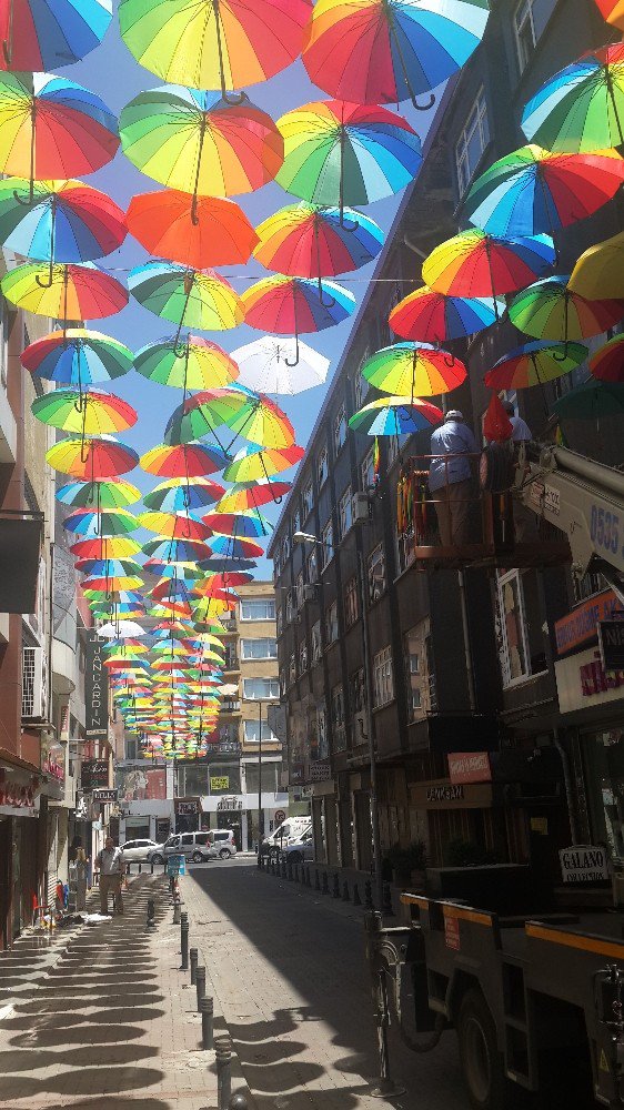 Bayrampaşalı esnaf sokaklarını gelin gibi süsledi