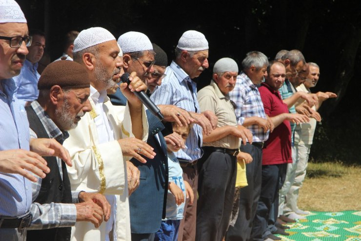 Bu köylüler 600 yıldır yağmur duasına çıkıyor