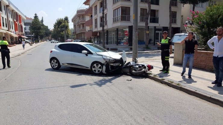 Düzce’de iki otomobil ile motosiklet çarpıştı: 1 yaralı