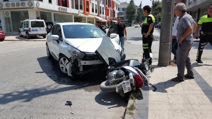 Düzce’de iki otomobil ile motosiklet çarpıştı: 1 yaralı