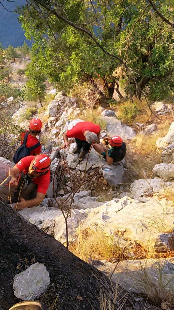 Fethiye’de uçurumda mahsur kalan tatilci kurtarıldı