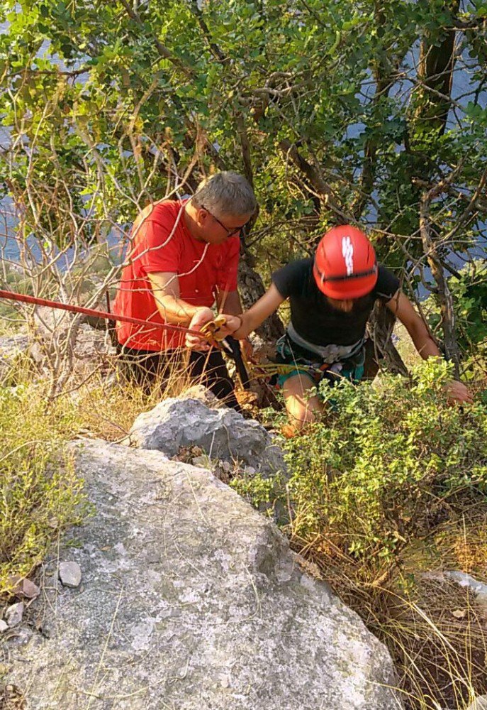 Fethiye’de uçurumda mahsur kalan tatilci kurtarıldı