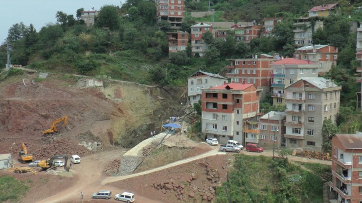 Giresun’da bir inşaatın temelinin kazılması sırasında toprak kayması meydana geldi