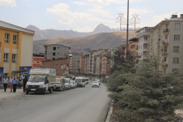 Hakkari’de yollar asfaltlandı sürücüler hız limitini aştı