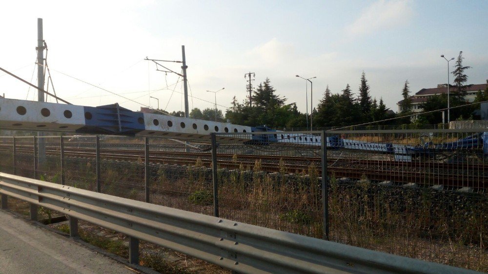 Sondaj makinesi hızlı tren yoluna devrildi