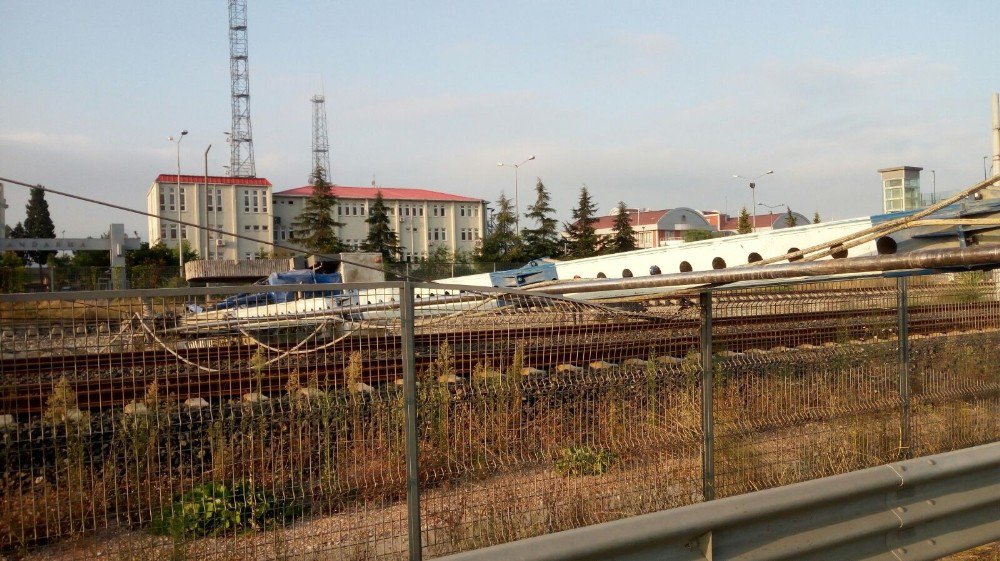 Sondaj makinesi hızlı tren yoluna devrildi