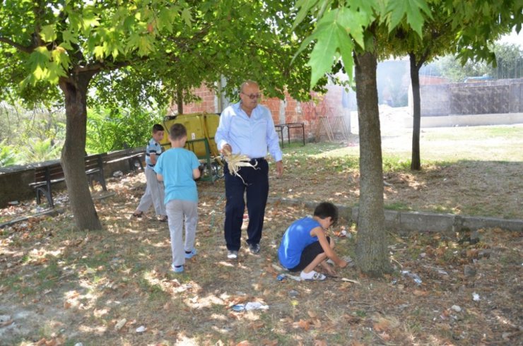 Başkan miniklerle çöp topladı