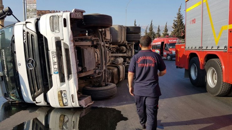 Virajı alamayan tır devrildi