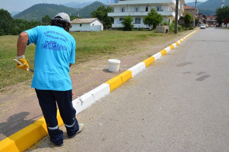 Kartepe’de kaldırım taşları boyanıyor