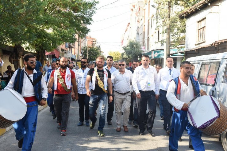 Güreşler öncesi halk başpehlivanlara altın taktı