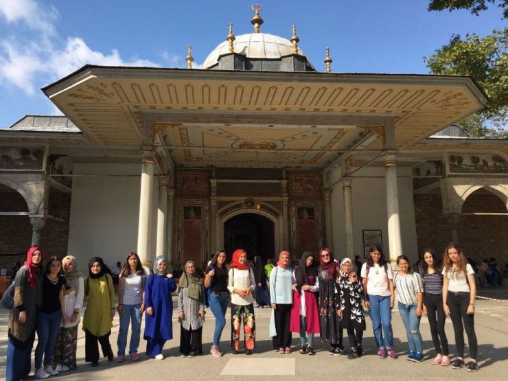 Akademi Lise öğrencilerinden İstanbul çıkartması