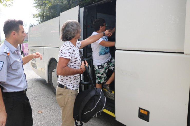 Duran tren seferleri sonrasında yolcular otobüsler ile taşınmaya başlandı