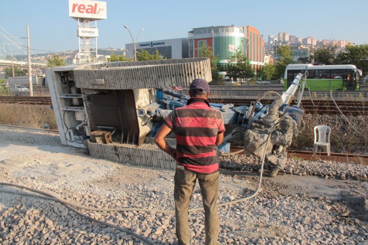 Sondaj makinesi tren yoluna devrildi, tüm seferler durdu