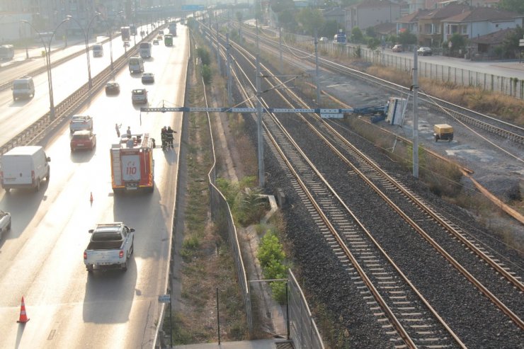 Sondaj makinesi tren yoluna devrildi, tüm seferler durdu