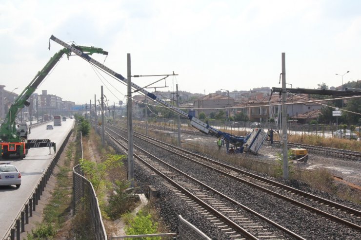 Tren yoluna devrilen sondaj makinesini kaldırma çalışmaları devam ediyor