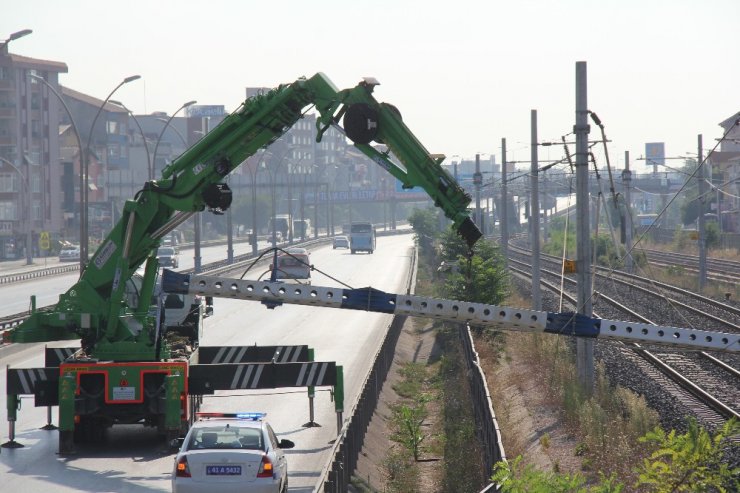 Tren yoluna devrilen sondaj makinesini kaldırma çalışmaları devam ediyor