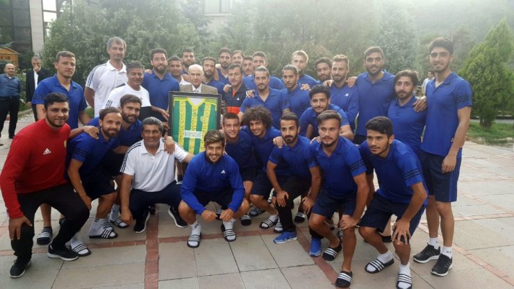 MHP Lideri Bahçeli, Osmaniyespor FK kampını ziyaret etti