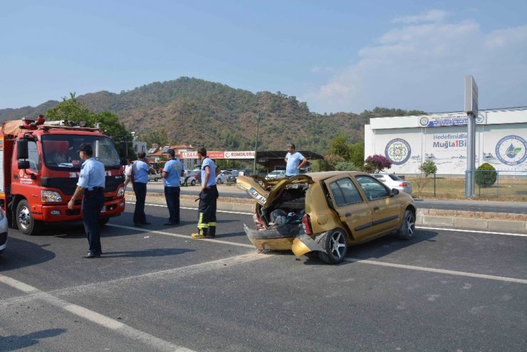 Yoldan çıkan otomobil galerideki araçlara çarptı; 1 yaralı