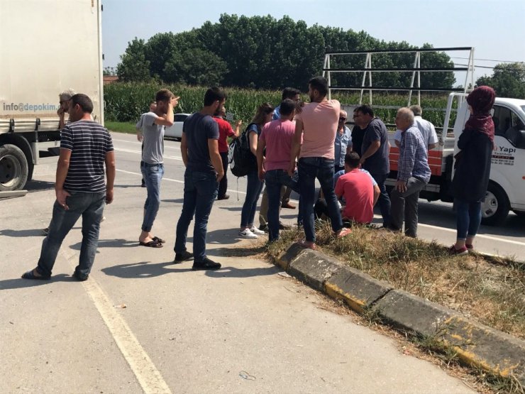 Sakarya’da motosiklet, tırın altında kaldı: 1 yaralı