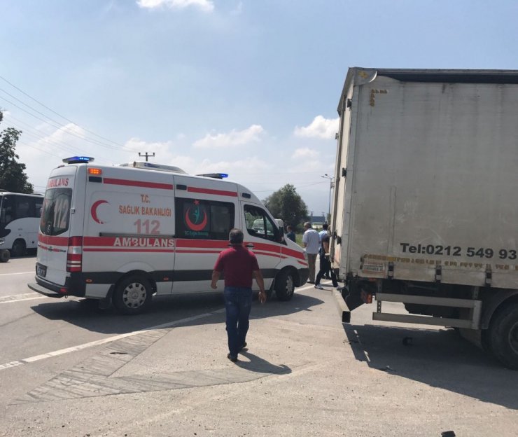 Sakarya’da motosiklet, tırın altında kaldı: 1 yaralı