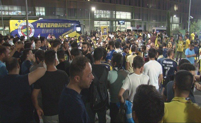 Fenerbahçe, İzmir’de coşkuyla karşılandı