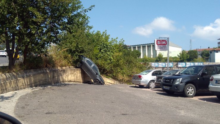 El freni boşalan otomobil duvardan aşağı uçtu