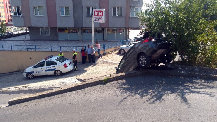 El freni boşalan otomobil duvardan aşağı uçtu