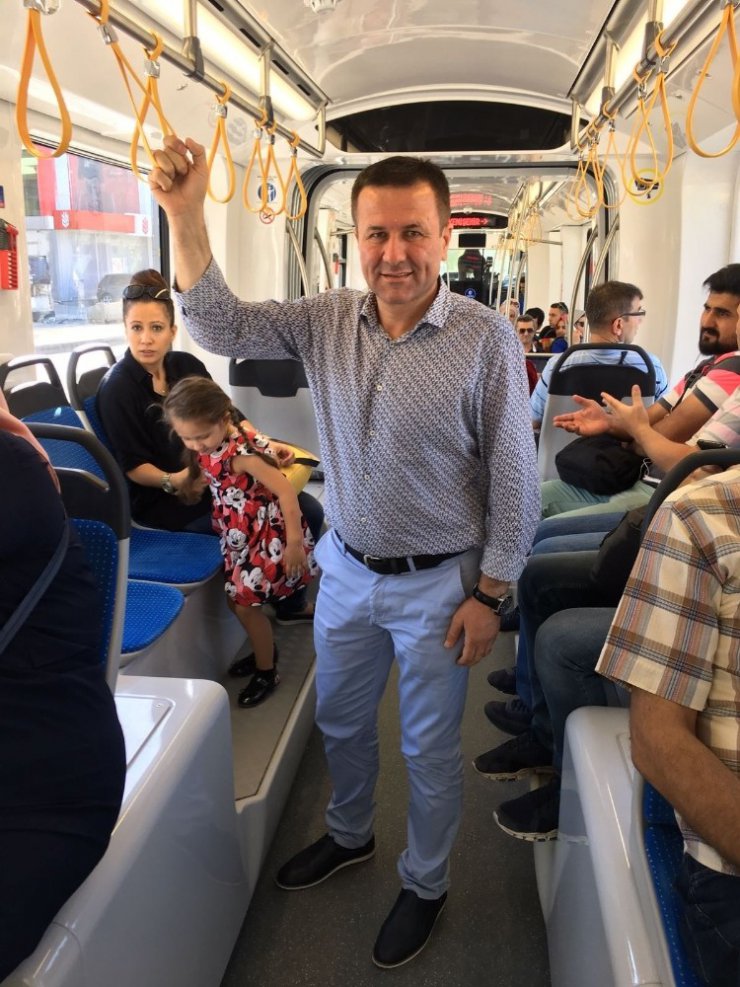 Tramvaya bu kez AK Partili başkan bindi