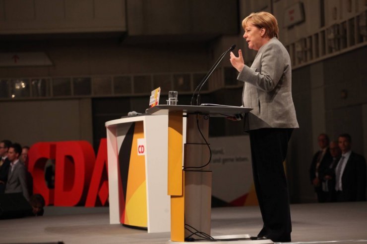 Merkel seçim çalışmalarına başladı