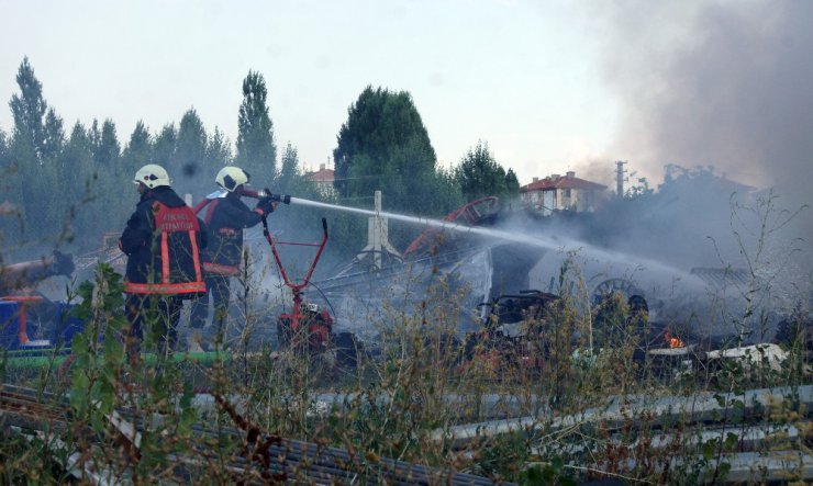 Ankara’da belediyenin hurda deposu yandı