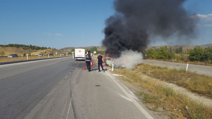 Bariyerlere çarpan araç alev topuna döndü: 1 ölü