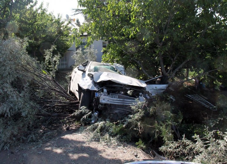 Hurdaya dönen otomobilden sağ çıktılar