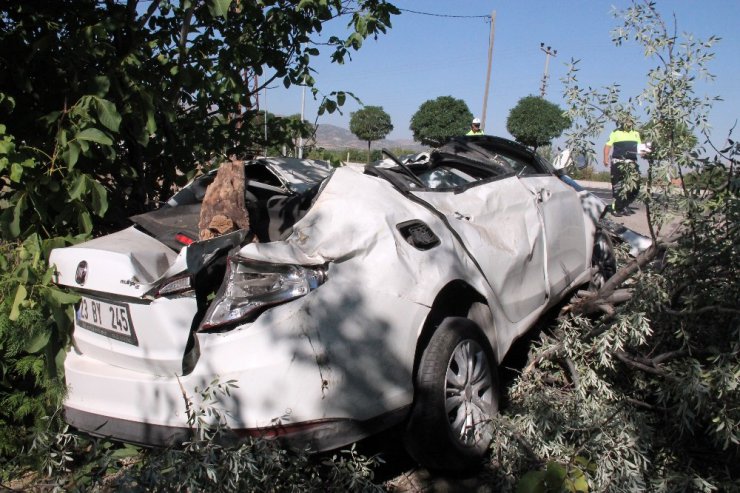 Hurdaya dönen otomobilden sağ çıktılar