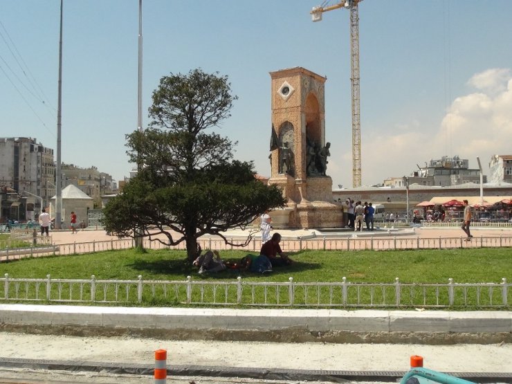 İstanbul’da sıcak hava bunalttı, vatandaşlar serinlemek için farklı yollara başvurdu