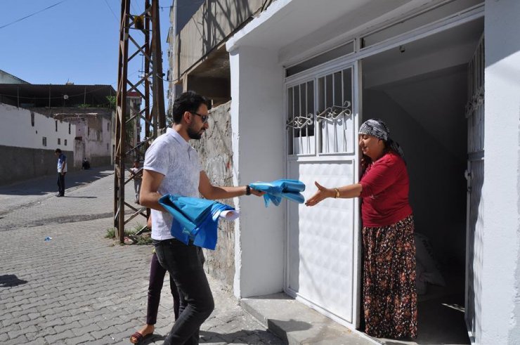 Belediye personeli, kapı kapı dolaşıp çöp poşeti dağıtıyor