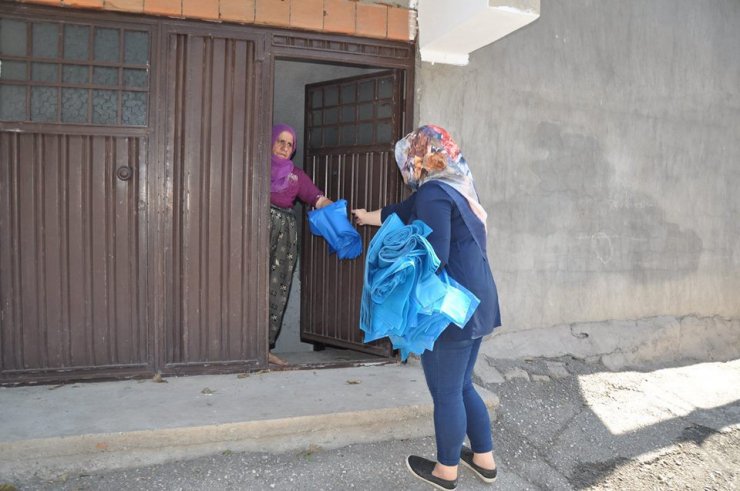 Belediye personeli, kapı kapı dolaşıp çöp poşeti dağıtıyor