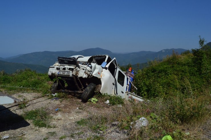 Freni patlayan kamyonet uçuruma yuvarlandı: 2’si ağır, 4 yaralı