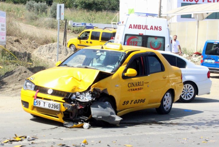 Tekirdağ’da kamyon ile ticari taksi çarpıştı: 2 yaralı