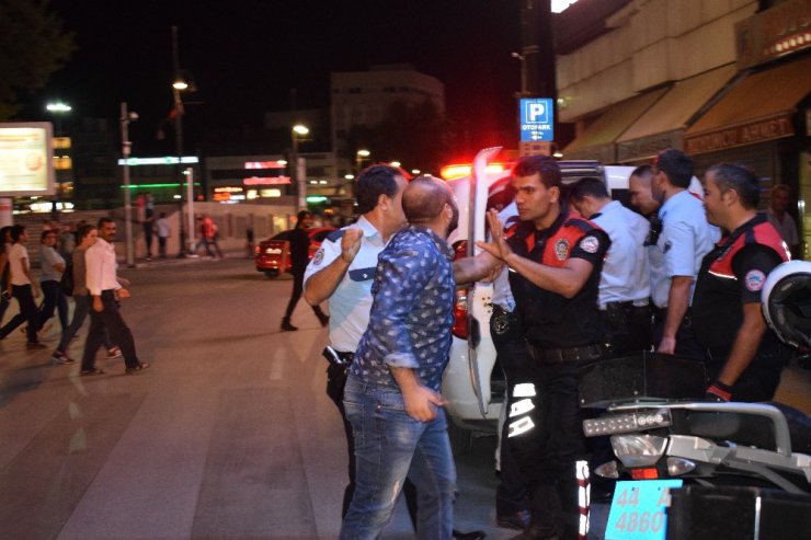 Trafikte yol verme kavgası karakolda bitti