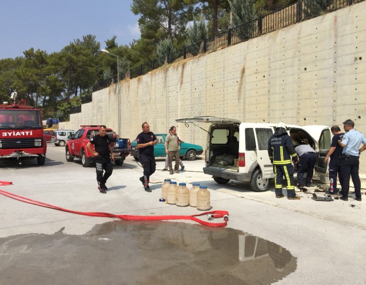 Manavgat’ta park halindeki hafif ticari araç yandı